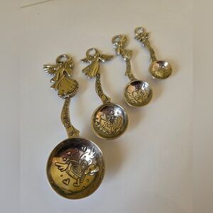 This item is a 4-piece measuring spoon set by Ganz featuring a "Loving Angels"